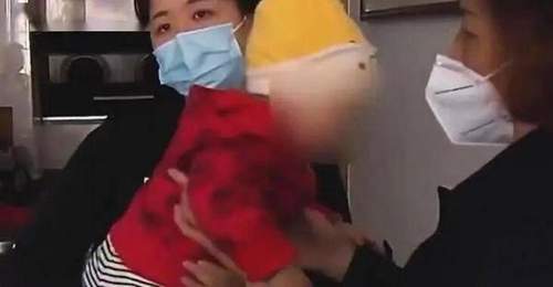 成都一女子不洗手抱孙子,儿媳怒斥不卫生,儿子一拳打面中,母亲扬言要儿子坐牢,儿子却说:她活该!6年后现状曝光...