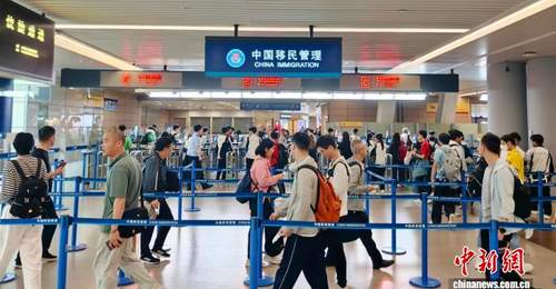 暑运首日3.3万人次中国旅客从浦东国际机场口岸出境
