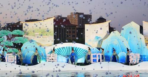 宁夏贺兰水上实景演出火爆出圈 湖畔光影丰富市民夏夜生活