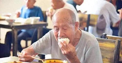 “入伏不忌嘴，郎中跑断腿”，切记：两样要吃两样不吃，应季而食
