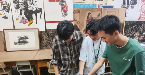 台青走进新疆高校体验非遗木刻版画创作