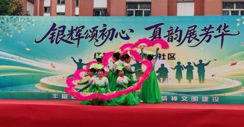 佳木斯市郊区银发群体自编自演消夏文艺汇演传党情浓情