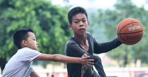 广东白云学院录取独臂篮球少年张家城