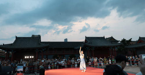 7月24日沈阳故宫暑期夜场开启 魔术文艺轮番登场游客沉浸式夜游享文化体验