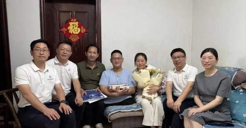湖北大学走访慰问“板凳男孩”方宇翔,提前筹备无障碍宿舍迎新生