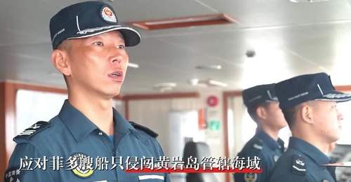 7月30日黄岩岛海域执法巡查现场 中国海警依法驱离菲侵闯船只 水炮喷射助菲船掉头逃窜