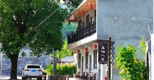 陕鄂周边避暑客扎堆庙坝 山野民宿里藏着满额入住的热闹劲儿