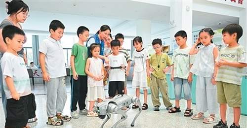 7月29日宜春馨苑社区这场科普集市 孩子们围着机器狗玩疯了