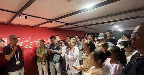 观众沉浸式体验乾隆花园光影展 故宫学者王志伟现场导览还开主题分享会