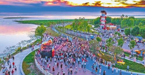 8月1日洪湖滨湖岸边 三支本土乐队携湖畔晚霞曲打造夏夜浪漫视听会