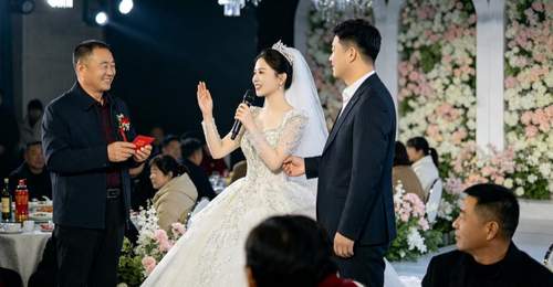 婚礼上公公递出空红包现场尴尬 新娘拿麦克风发言引全场哗然