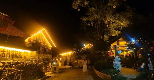 8月1-2日麻城东垸村国风夜游:非遗鱼灯巡游、漆扇手作、古风舞让游客沉浸式体验乡村夏夜多元国韵