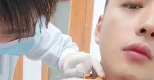 健身后遭蚊子叮咬 脖子抓挠流血近一小时达400毫升 当事人发声引关注