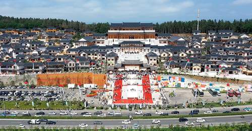 来延边龙井海兰台朝鲜族民俗度假区啦！逛六道市集吃遍延边美味、走大通街玩非遗文创，沉浸式体验百年边地烟火与文化！