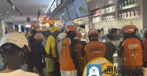 秋日限定饮品引全城排队 多品牌参与“秋天的第一杯奶茶” 探访不同门店的热闹与平静