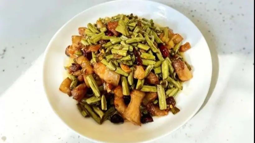 立夏天热没胃口 来参与这道酸豆角炒肉的制作 多元体验开胃又解腻