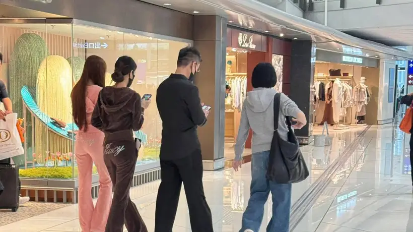 小S和老公带女儿到香港度假 一家四口逛商场好惬意