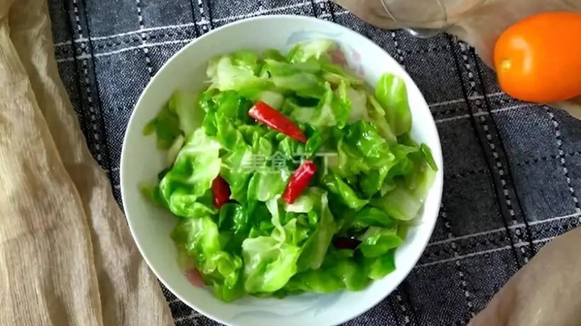 一道家常素菜,大火一炒,清脆爽口又开胃,五分钟就能上桌