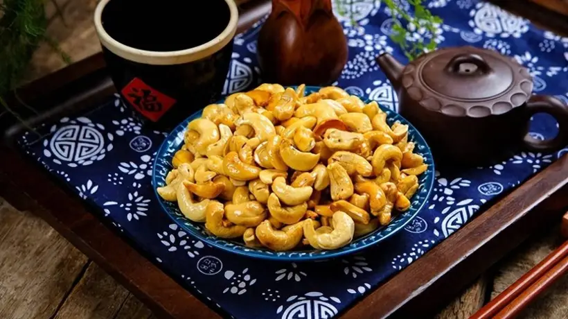 腰果与中国的百年情缘:从海外奇珍到国民零食