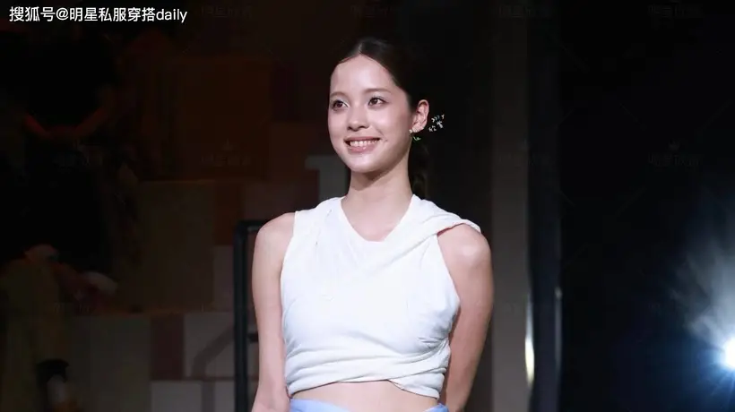 欧阳娜娜美到封神!白色短上衣搭蓝色不规则长裙,少女运动风绝了
