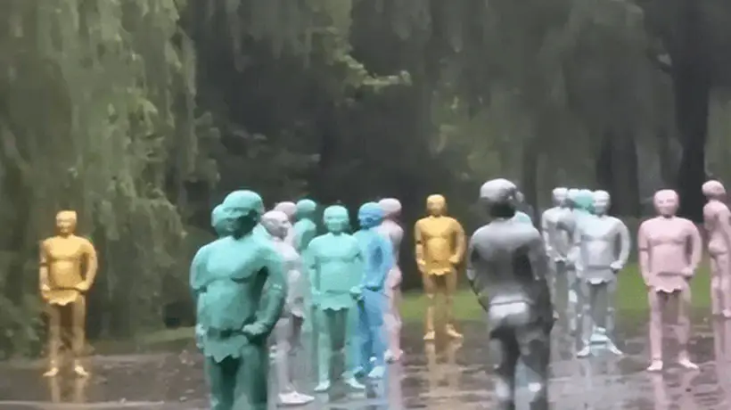 48 尊等身彩色人形雕塑引争议!上海东方绿舟游客称夜间诡异,景区解读国际艺术作品