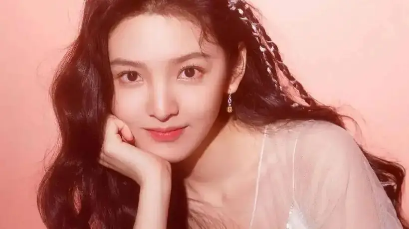 “光线一姐”章若楠清丽颜值美爆了!曼妙身材性感撩人