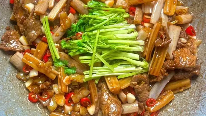 爱吃牛肉的朋友别划走呀,这道家常小炒藏着鲜酸开胃的好滋味