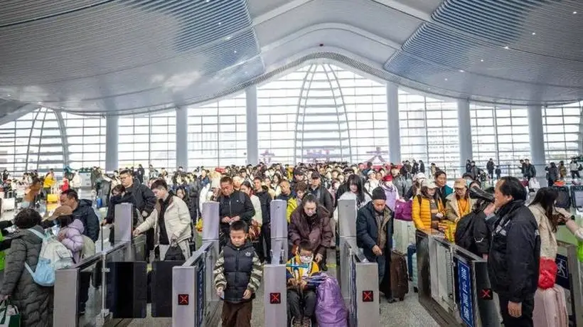 74地区免签,唯独中国加价!赴日游客暴跌60%,日百货大面积亏损