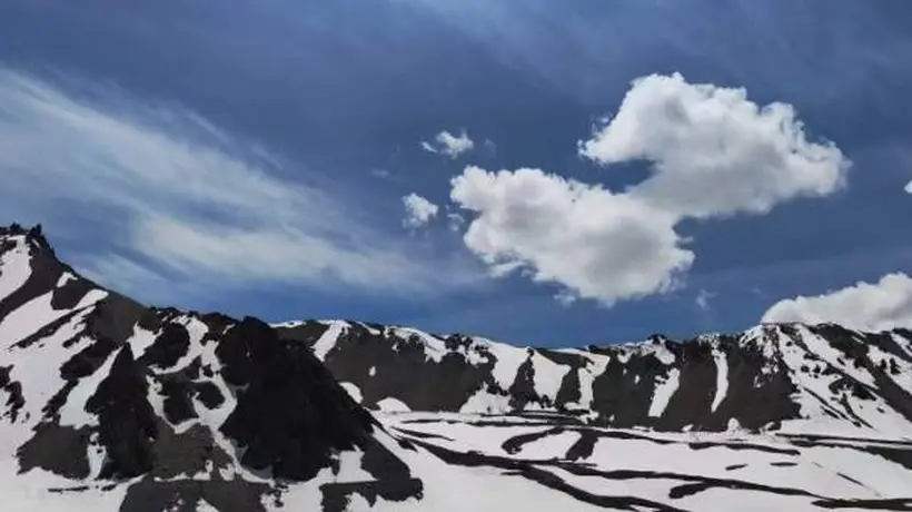 伊犁河谷四季秘境:从雪峰到草原的深度旅行全攻略