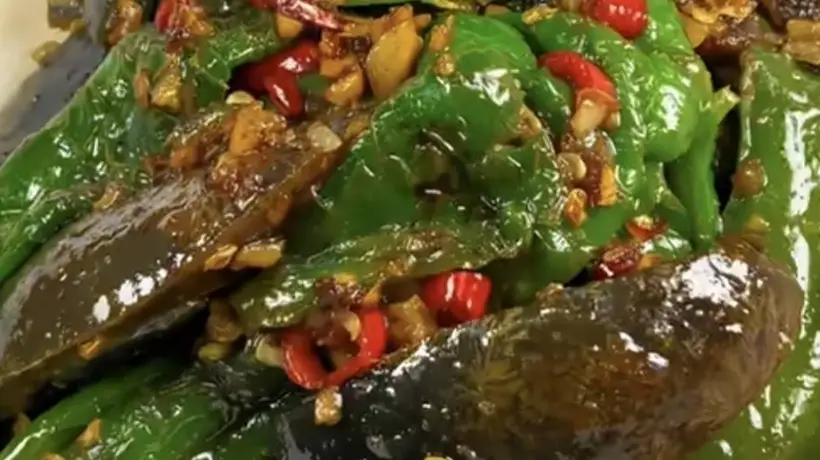 擂椒炒皮蛋:焦香软糯家常菜的制作方法