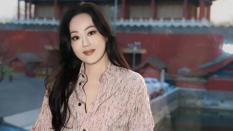 ：章小蕙62岁穿搭揭秘：印花衬衫与连衣裙如何穿出高级洋气感