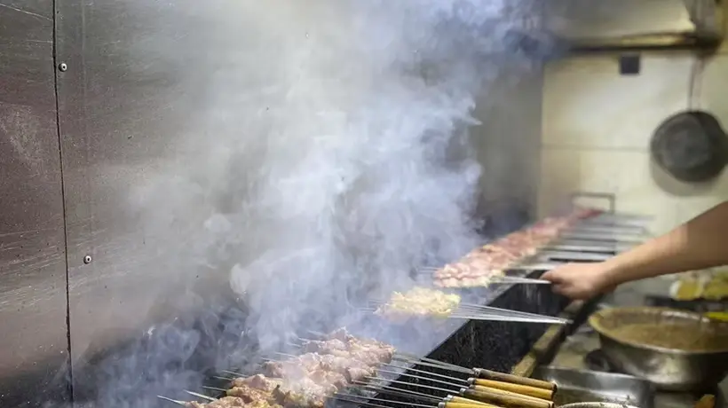 来淄博体验地道烧烤：小饼卷葱配小火炉，参与式DIY美食乐趣多
