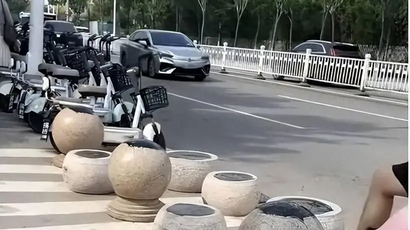 日照第三海水浴场西门隔离石墩被涂沥青 暑期带娃游客踩蹭中招黏鞋黏身