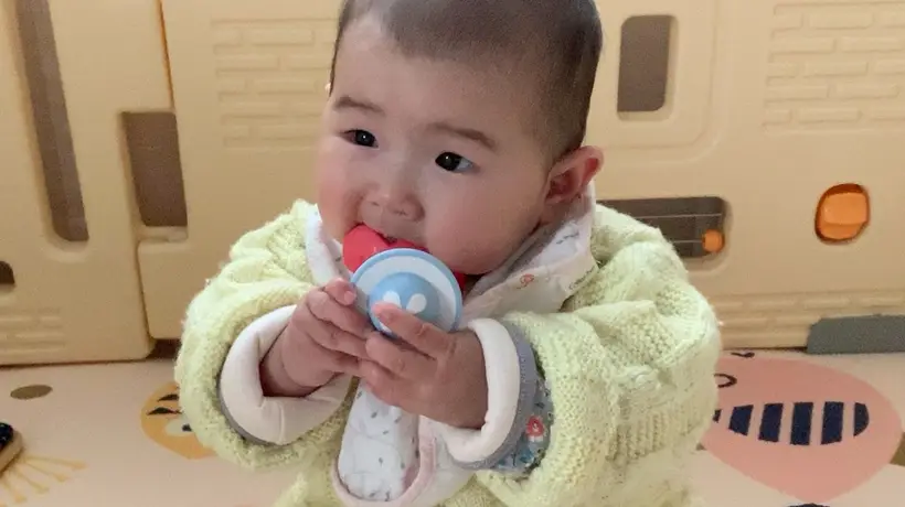 宝宝出牙期总咬奶头?宝妈们亲测好用的多场景应对妙招,轻松化解喂奶尴尬