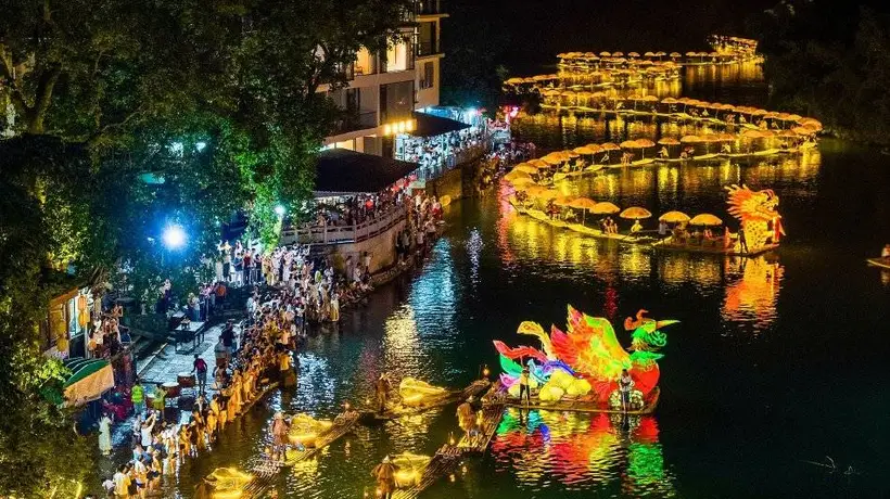 广西阳朔遇龙河夜色里 游客沉浸式体验竹筏拼接龙凤巡游