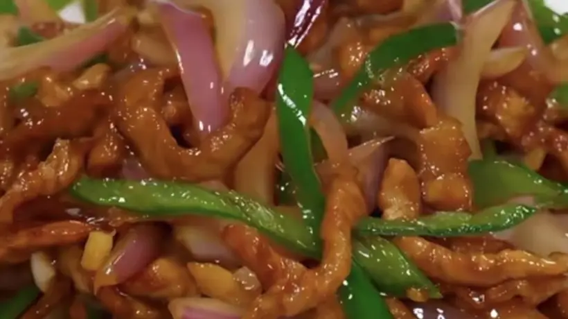 动手做鲜香下饭的洋葱青椒炒肉丝,感受平凡家常菜里的家味治愈时刻