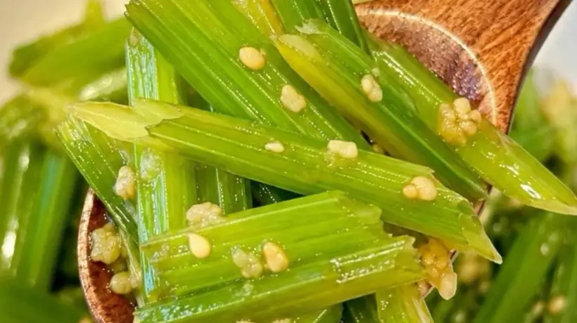夏天餐桌添新趣,跟着脆爽凉拌芹菜解锁快手开胃新玩法