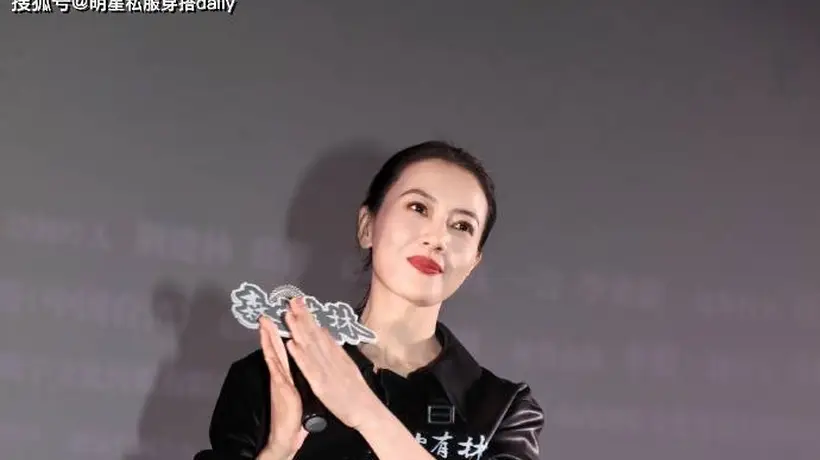 高圆圆贴头皮造型搭配皮衣流苏裙,展现多元风格的多元活动参与体验,尽显高级质感与个人魅力