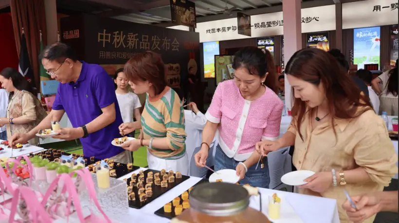中秋还没到就馋了!郑州福晶园多元月饼活动现场 芝士果脯益生菌海鲜口味任你尝