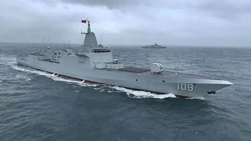 东海海域再迎两艘055万吨大驱 公众共睹十舰同框见证海军体系作战新突破