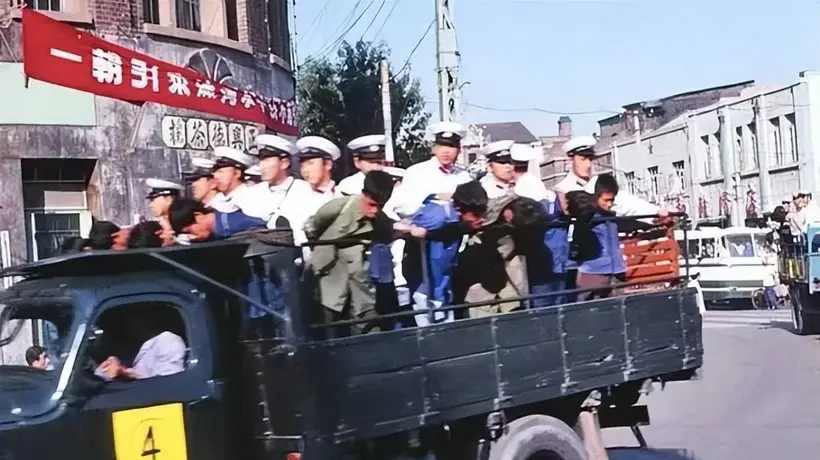1983年那场改变治安面貌的严打，现场万人鼓掌的震撼场景你见过吗？