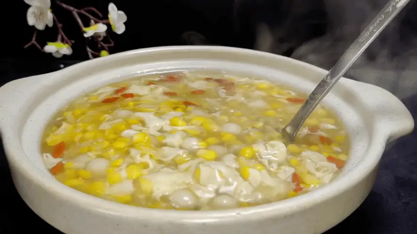 天热在家搞出鲜甜玉米甜汤！碎粒整粒混搭勾出浓醇，撒蛋花放枸杞，全家围坐喝得欢畅还清爽解腻