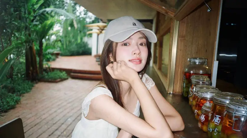 徐若晗晒夏日出游随拍 白色蕾丝飞袖上衣解锁清甜灵动少女感