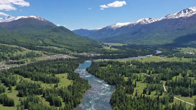 和好友奔赴新疆伊犁河谷：深度自驾串起赛里木湖等四季风景，邂逅草原美食与浪漫日常