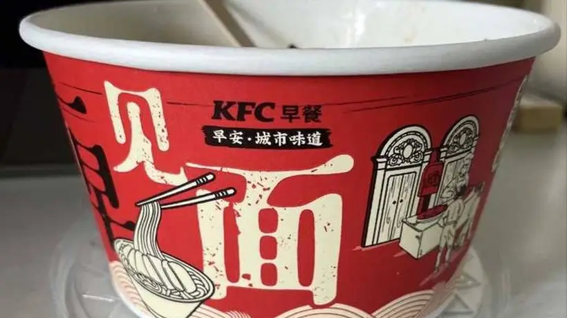 肯德基限定葱油拌面现场体验：咸到齁的面竟像泡发方便面？