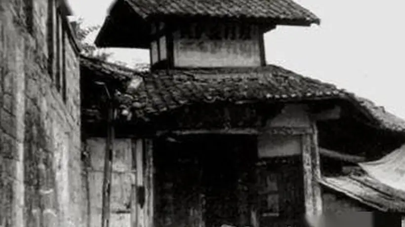 1935年,红军在遵义城,仅仅抄了一个黔军师长家,红军就差不多吃饱,光从他家就搜出十几万斤粮食,还有两万多块银元,让一路饿肚子的红军将士踏踏实实吃上了饱饭。饿着肚子翻山越岭,推开一座公馆的仓门,成堆的米袋子和成箱的银元摆在面前,这不是戏剧,是1935年遵义的现场。一句民间话流传至今...