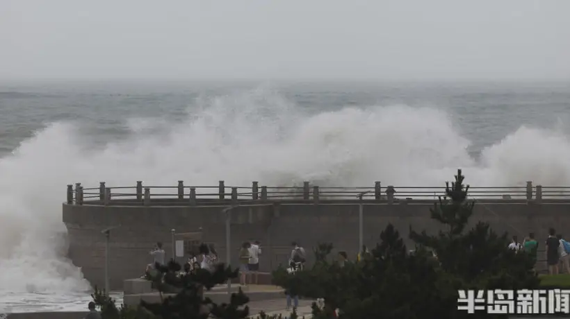 温馨提示：风大浪高，切勿近海游玩！