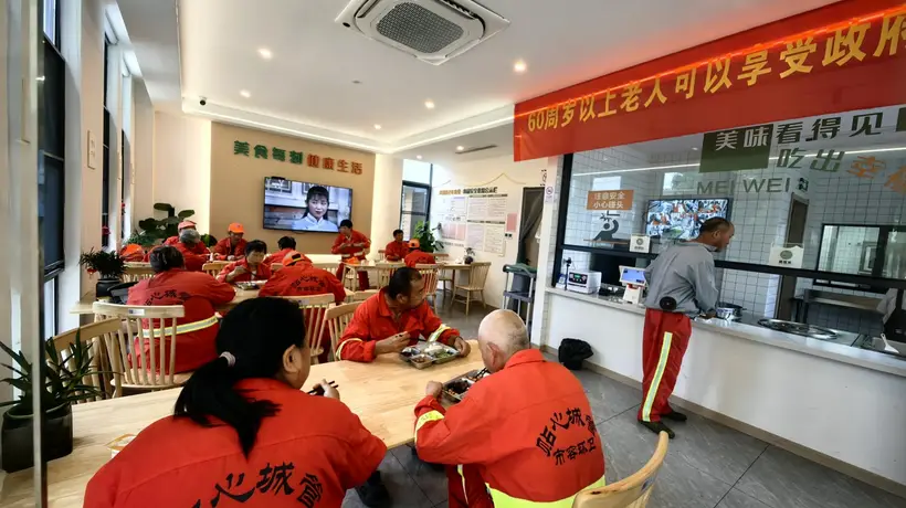 杭州一乡镇食堂给老年环卫工提供“1元午餐”:荤素三个菜还配点心,多方给予补贴