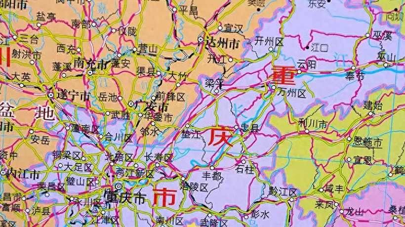 彭水县在重庆东南,地处武陵山区乌江畔,县城宜居慢生活好去处