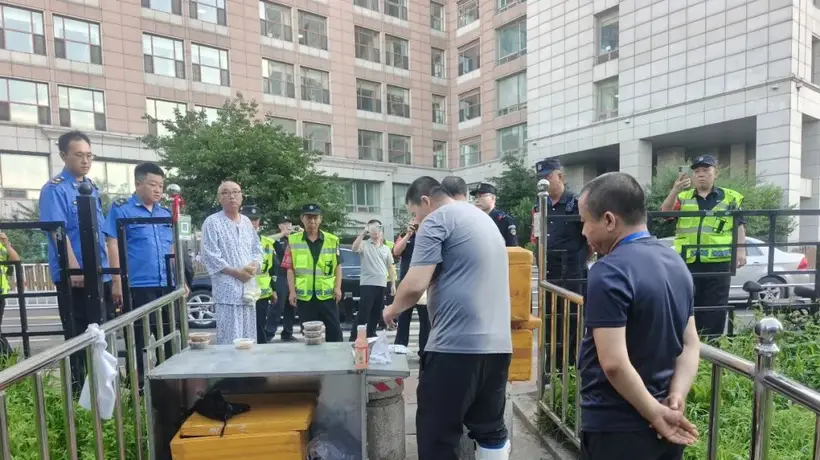 朝阳公园严厉整治摆摊乱象 劝导摊贩规范经营